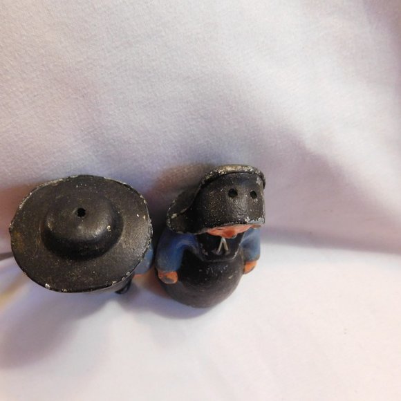 Vintage Amish Couple Salt and Pepper Shakers Cast Metal - Picture 2 of 6